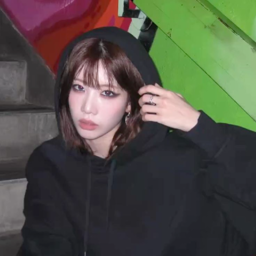 Kim Lip gallery image