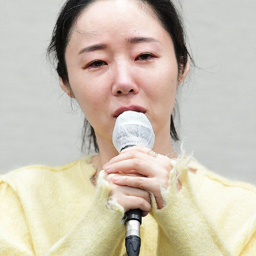 Min Hee Jin gallery image