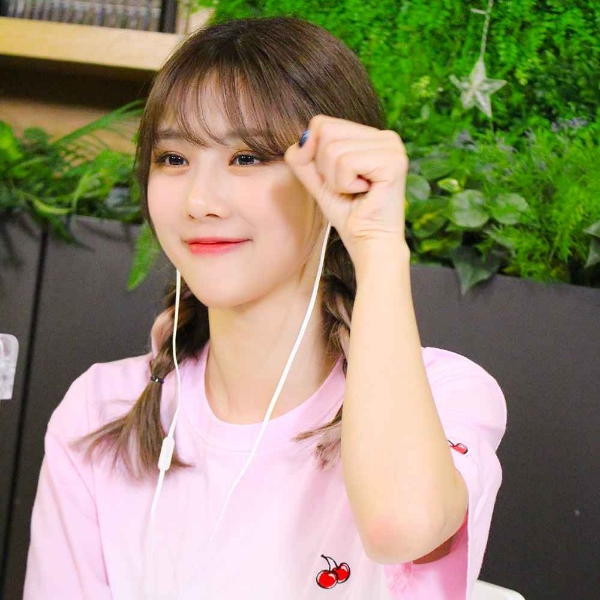 Yoohyeon galerijafbeelding