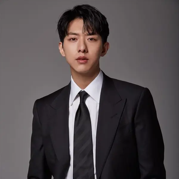 Gambar galeri Lee Jungshin