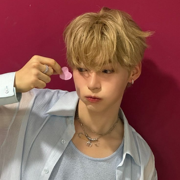 Sung Hanbin galerijafbeelding