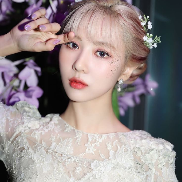 Yoohyeon galerijafbeelding