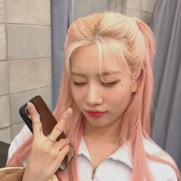 Kim Lip gallery image