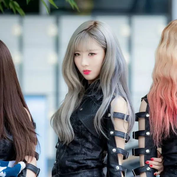 Yoohyeon gallery image