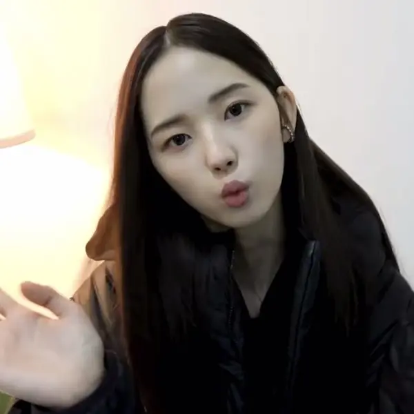 Lee JiWoo gallery image