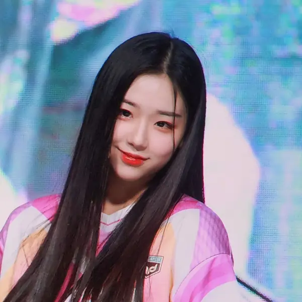 Kim ChaeYeon gallery image