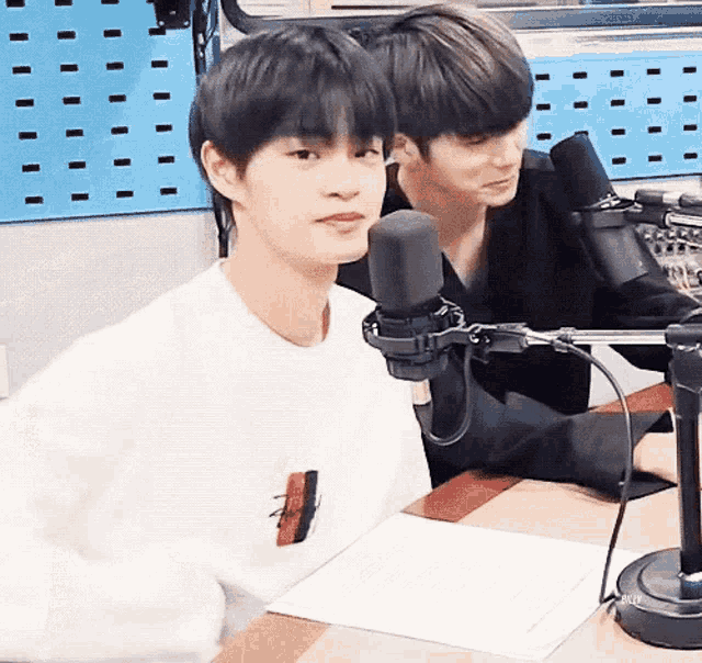 Daehwi gif