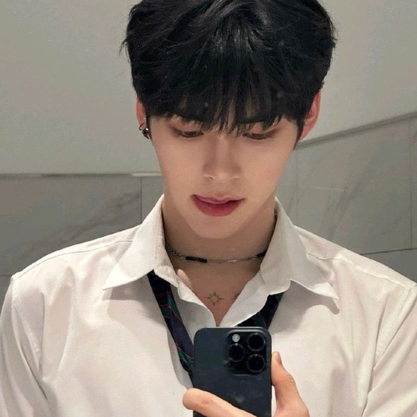 Sung Hanbin galerijafbeelding