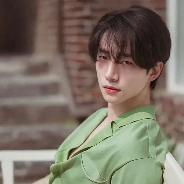 Lee Junho gallery image