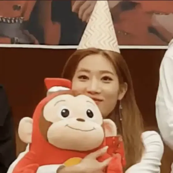 Kim Lip gallery image