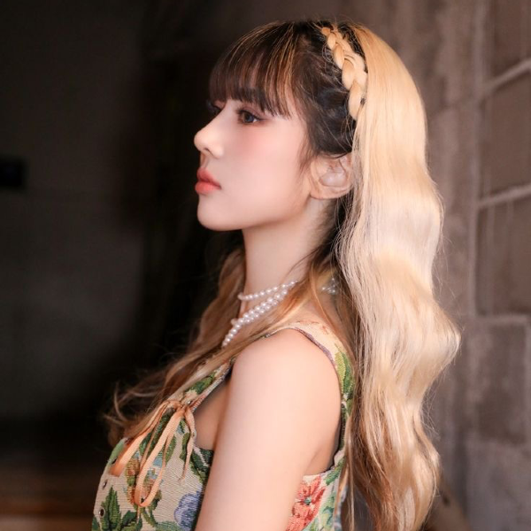 Yoohyeon galerijafbeelding
