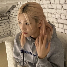 Kim Lip gallery image