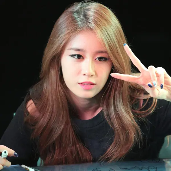Jiyeon gallery image