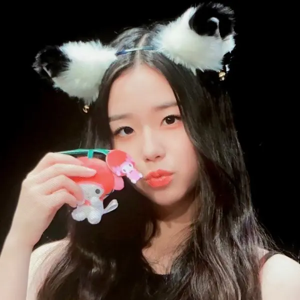 Kim ChaeYeon gallery image