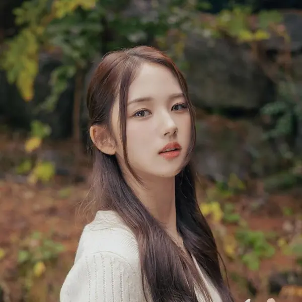 Lee JiWoo gallery image