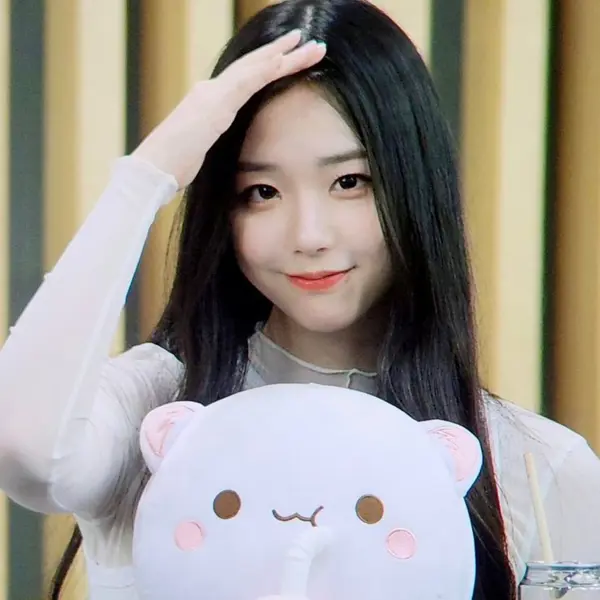 Kim ChaeYeon gallery image