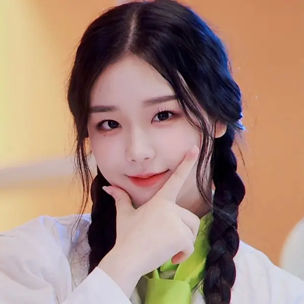 Kim ChaeYeon gallery image