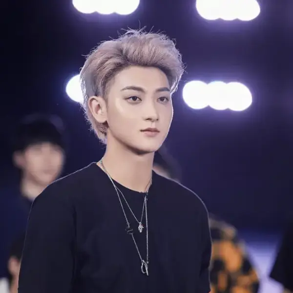 Huang Zitao gallery image
