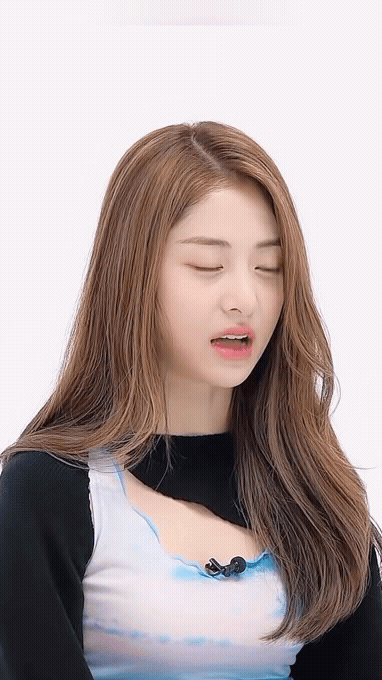 Huh Yunjin gif