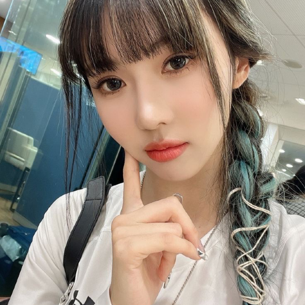 Yoohyeon galerijafbeelding