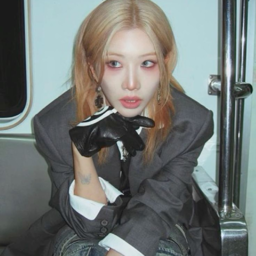 Kim Lip gallery image