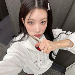 Kim Lip gallery image