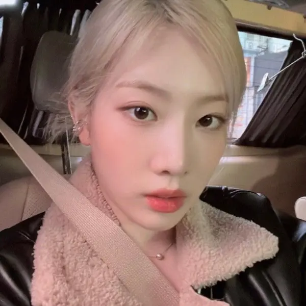 Kim Lip gallery image