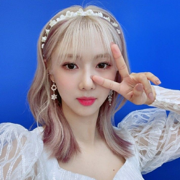 Yoohyeon galerijafbeelding