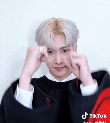 Kim Jiwoong gif