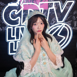 Kana Itakura gallery image