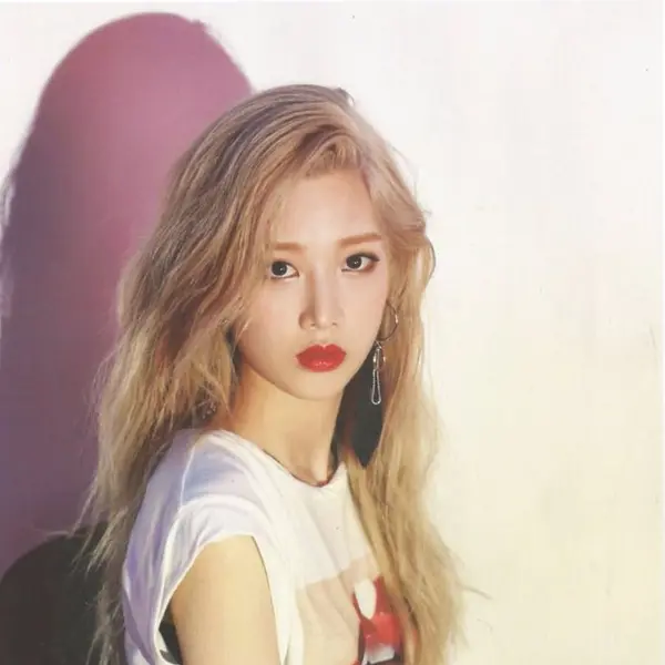 Kim Lip gallery image