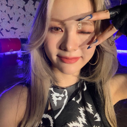 YiYeon gallery image