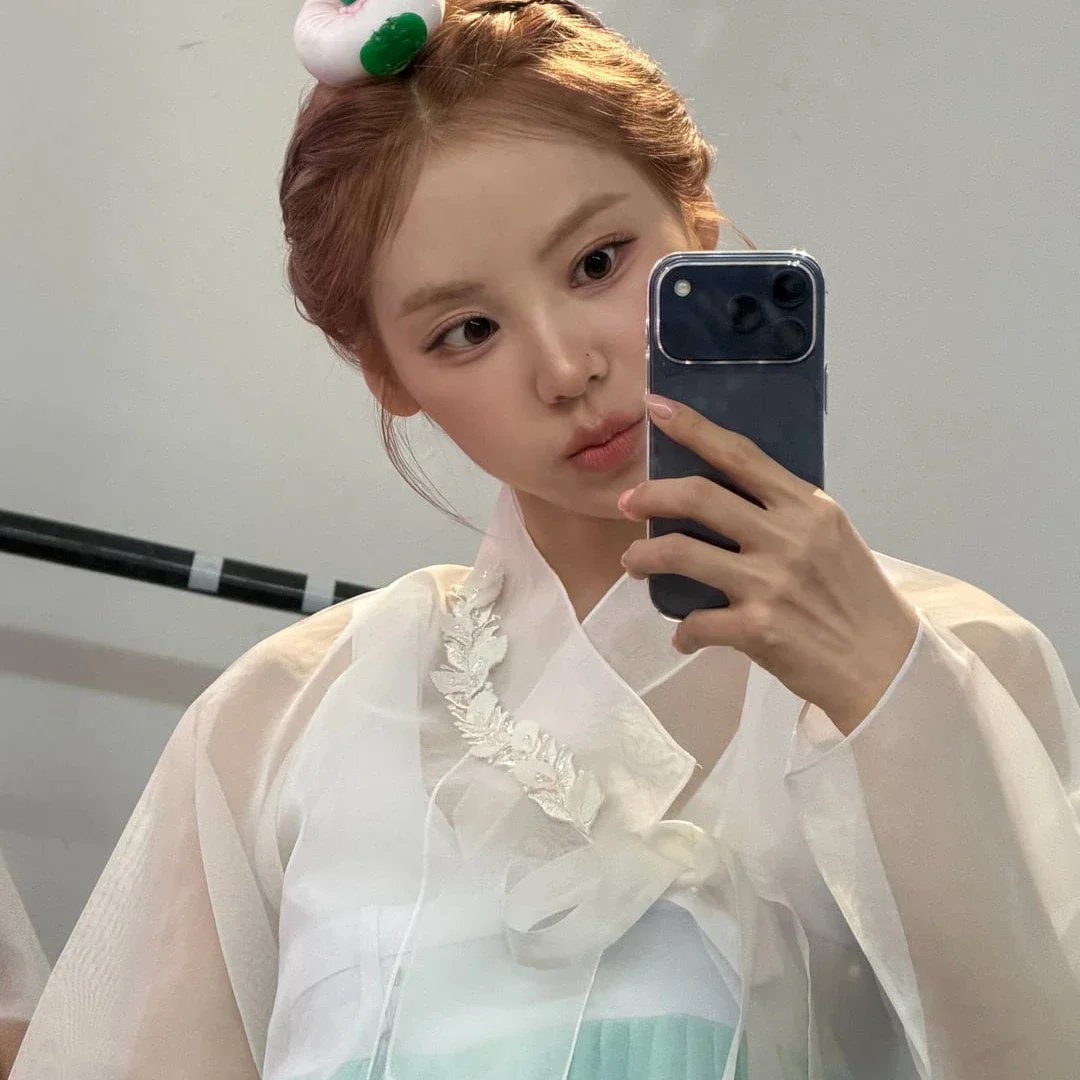 Jinsoul gallery image