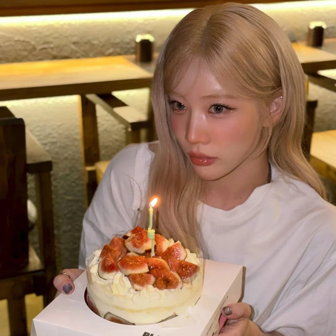 Kim Lip gallery image