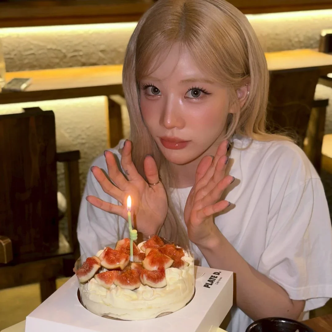 Kim Lip gallery image