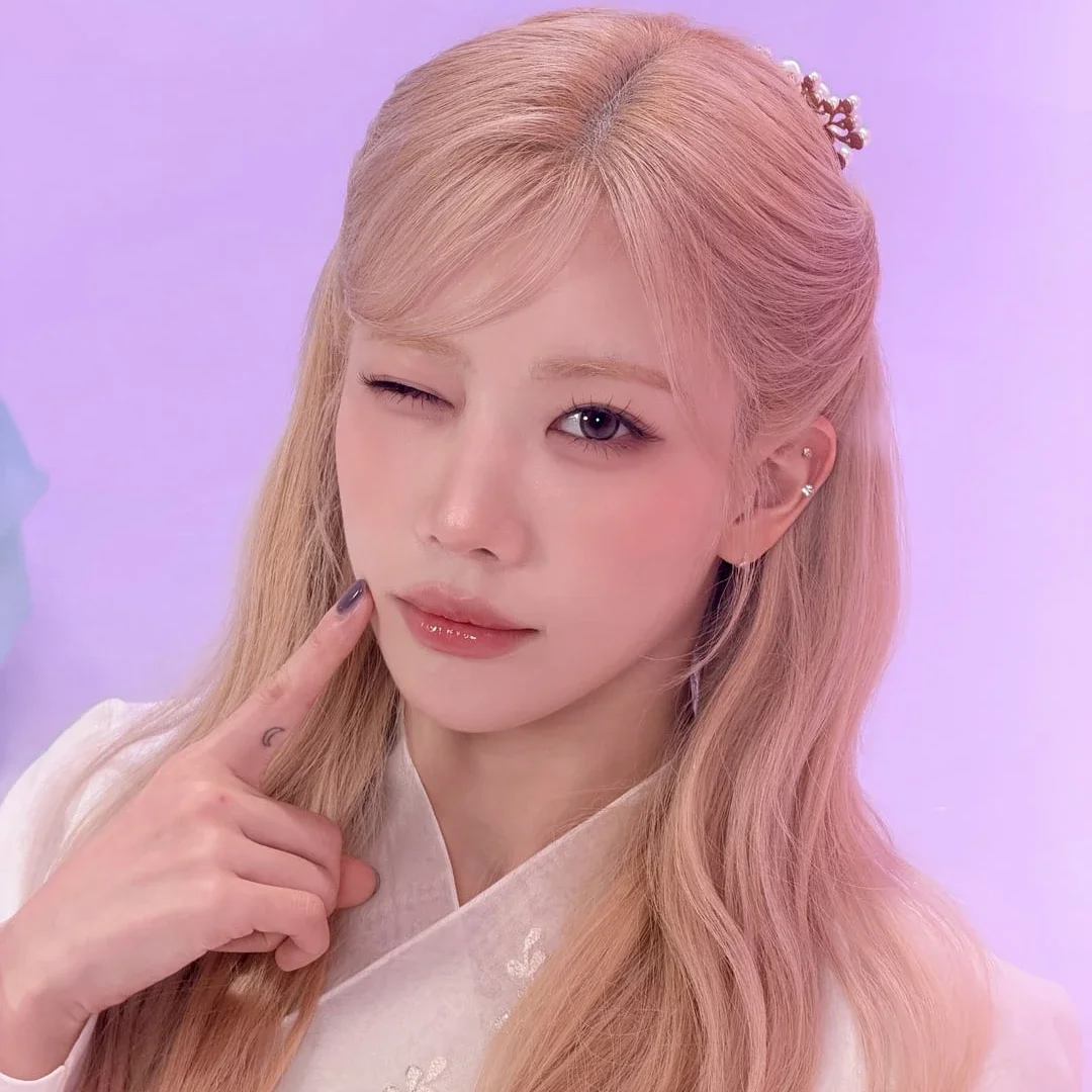 Kim Lip gallery image