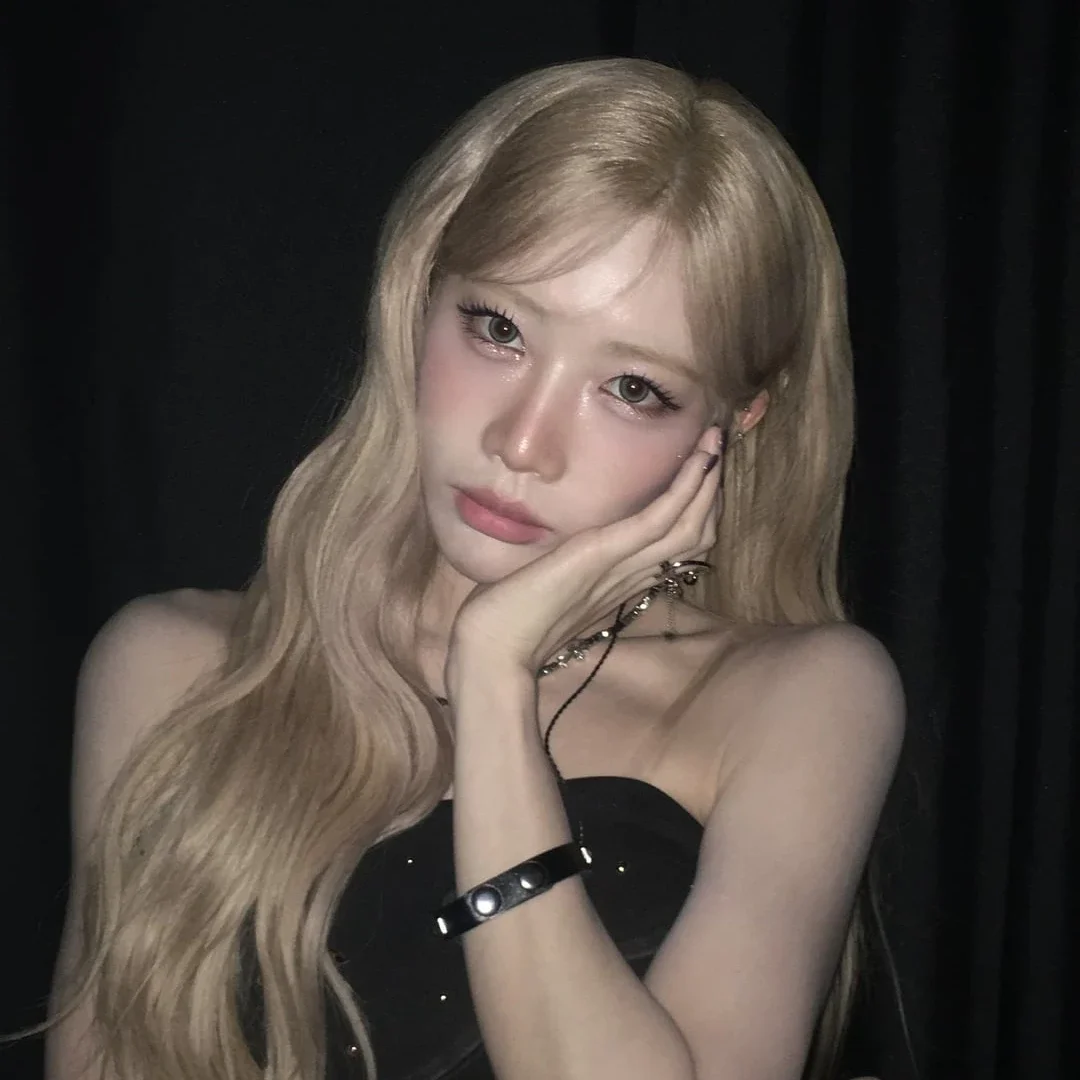 Kim Lip gallery image