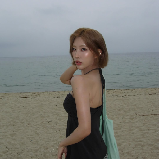 Kim Lip gallery image