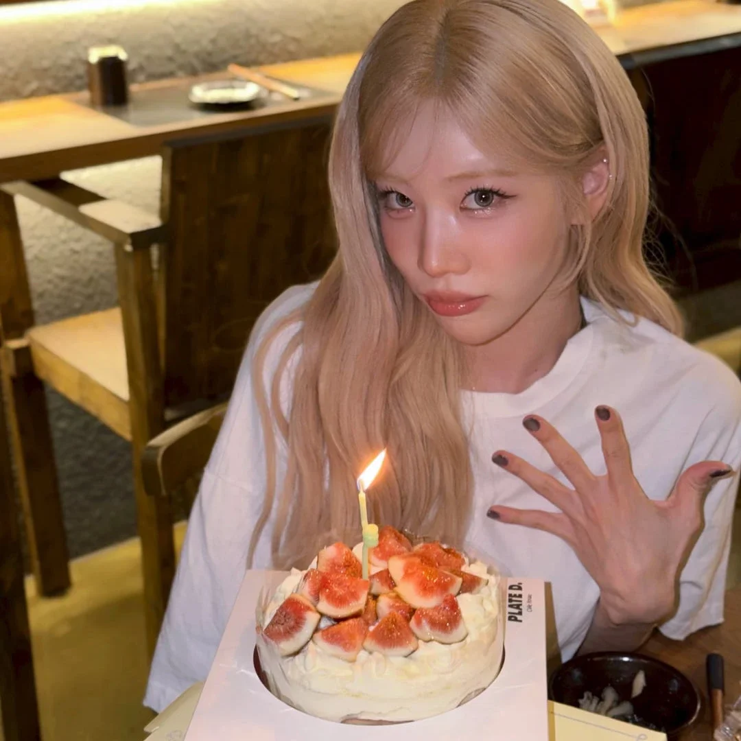 Kim Lip gallery image