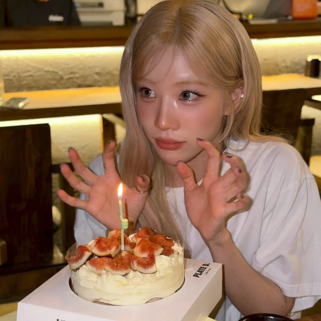 Kim Lip gallery image