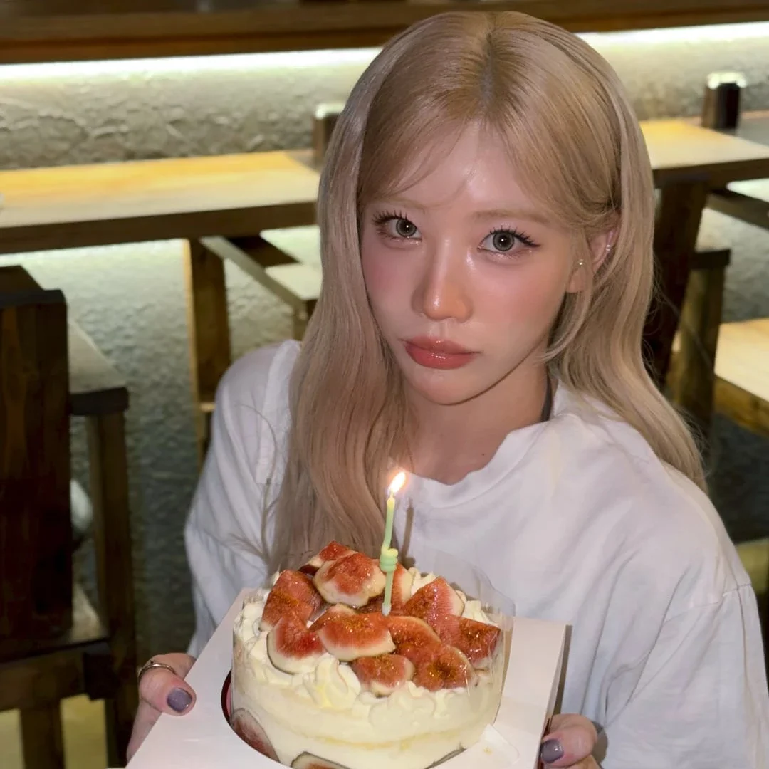 Kim Lip gallery image