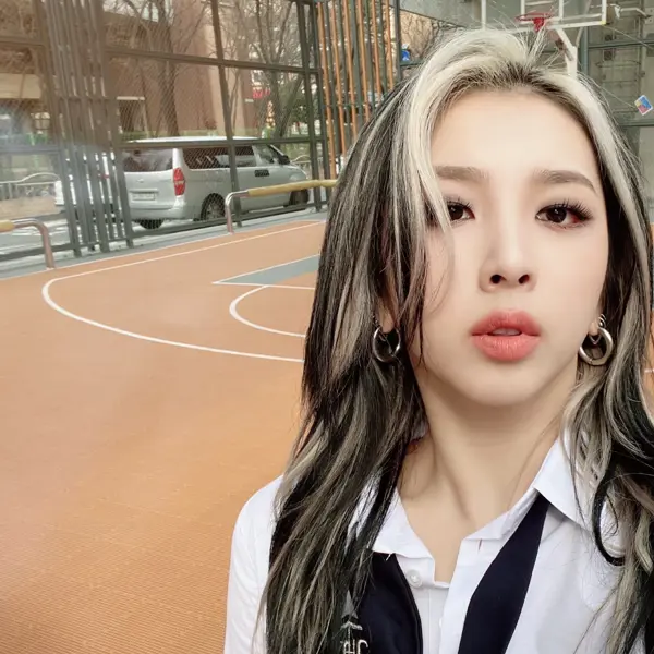 Jeon Jiwoo gallery image