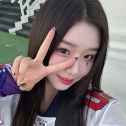 Kim ChaeYeon gallery image