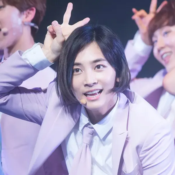Jeonghan gallery image