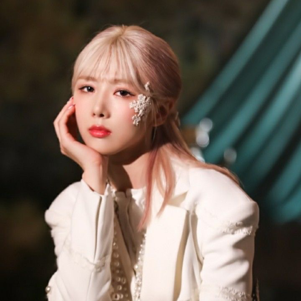 Yoohyeon galerijafbeelding