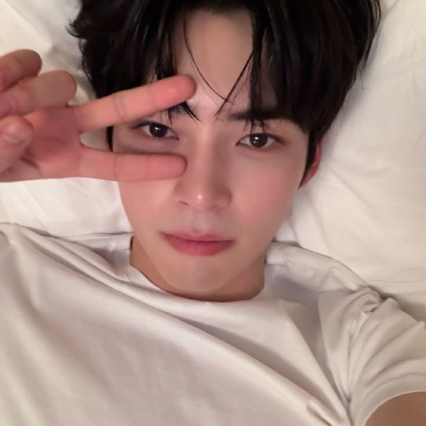 Sung Hanbin galerijafbeelding