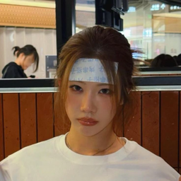 Kim Lip gallery image