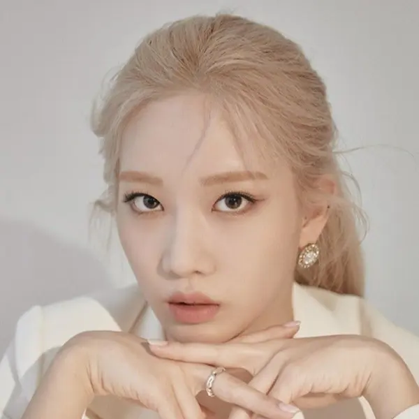 Kim Lip gallery image