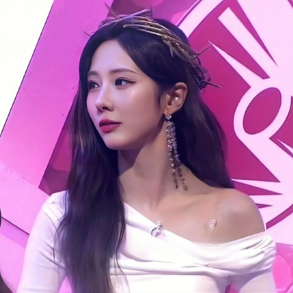 Yoohyeon galerijafbeelding