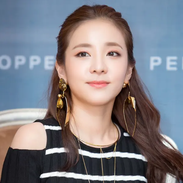Dara gallery image